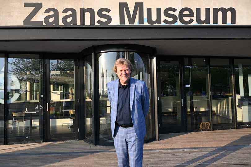 Mayor in front of museum