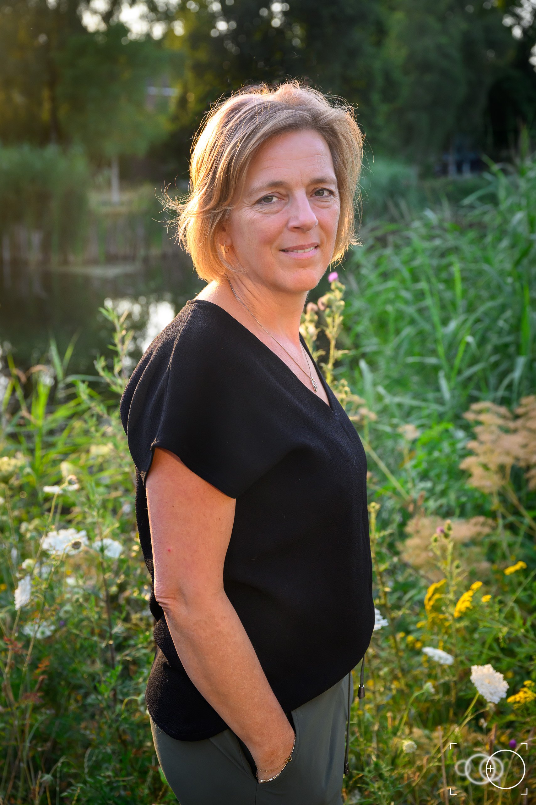 Portret buiten voor vijver reportage Amsterdam Vugt © PICS