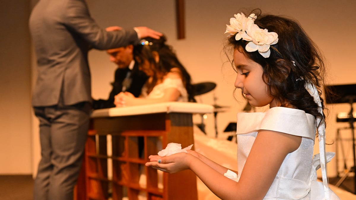 Bruidsmeisje in de kerk tijdens de huwelijksvoltrekking