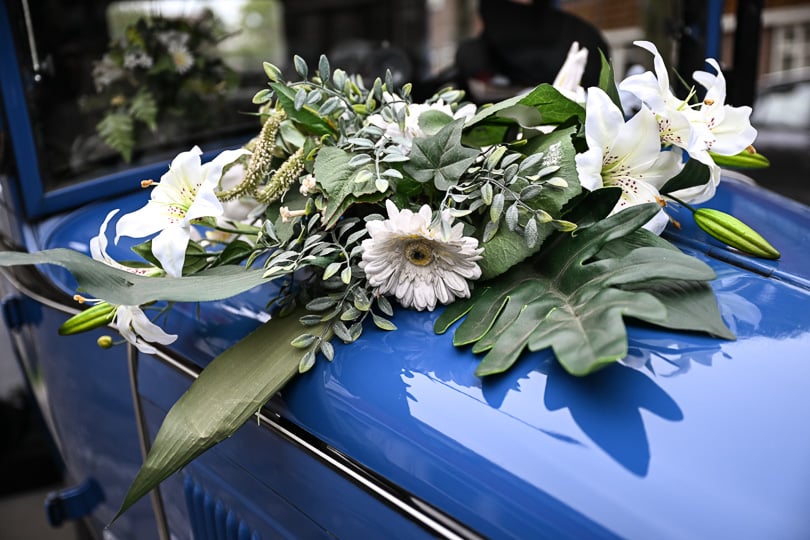 Bloemen trouwauto
