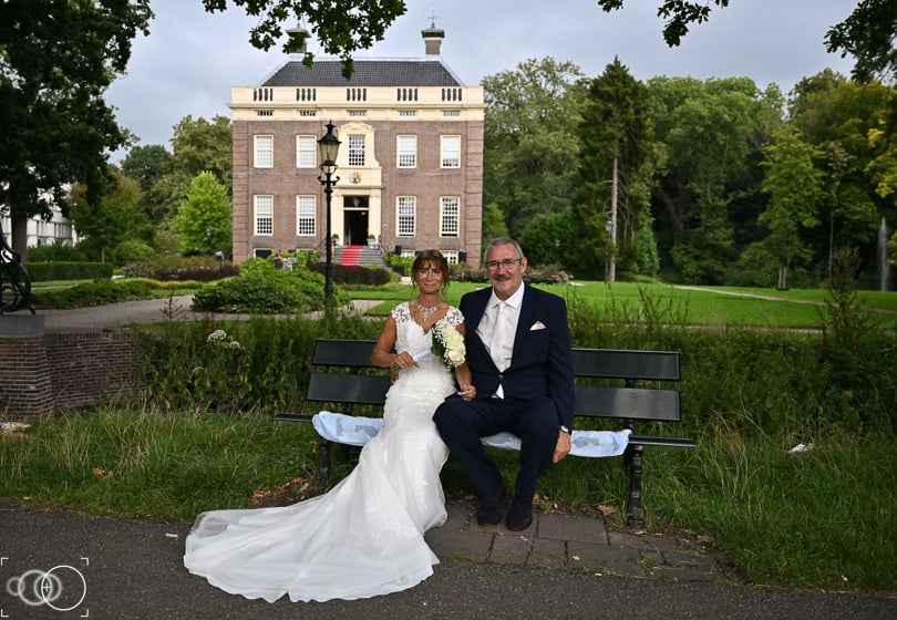 Huwelijksportret buiten gemeentehuis Maarsen