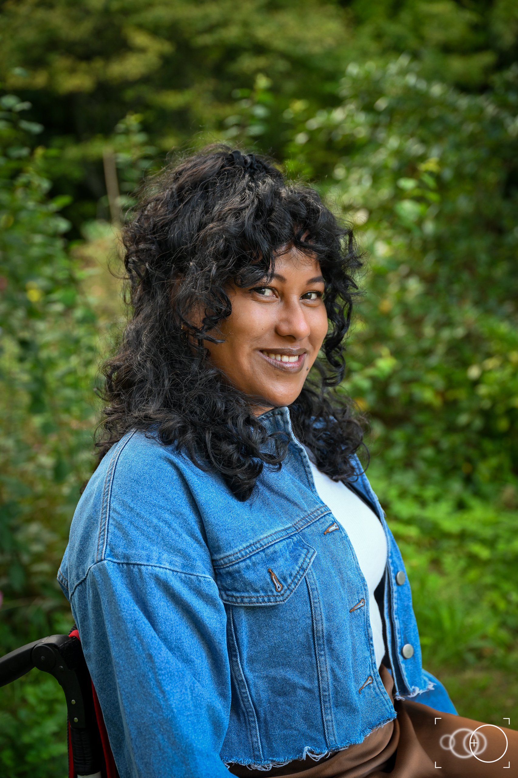 Portret jongedame Hindustaans in rolstoel park inclusie Amsterdam © PICS