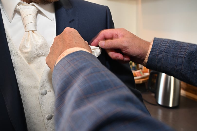 Preparations at home bridegroom
