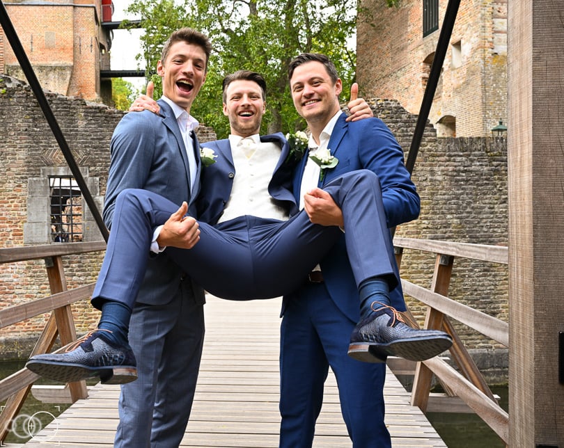 Bruidegom gedragen door broers