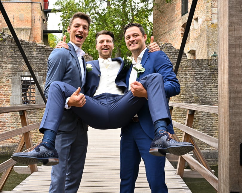 Carrying bridegroom by brothers