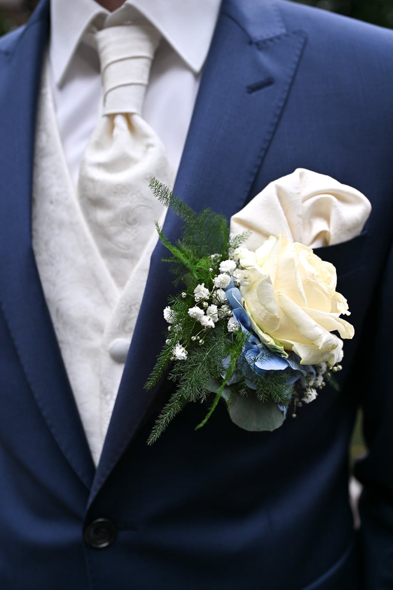 Detail decoration groom