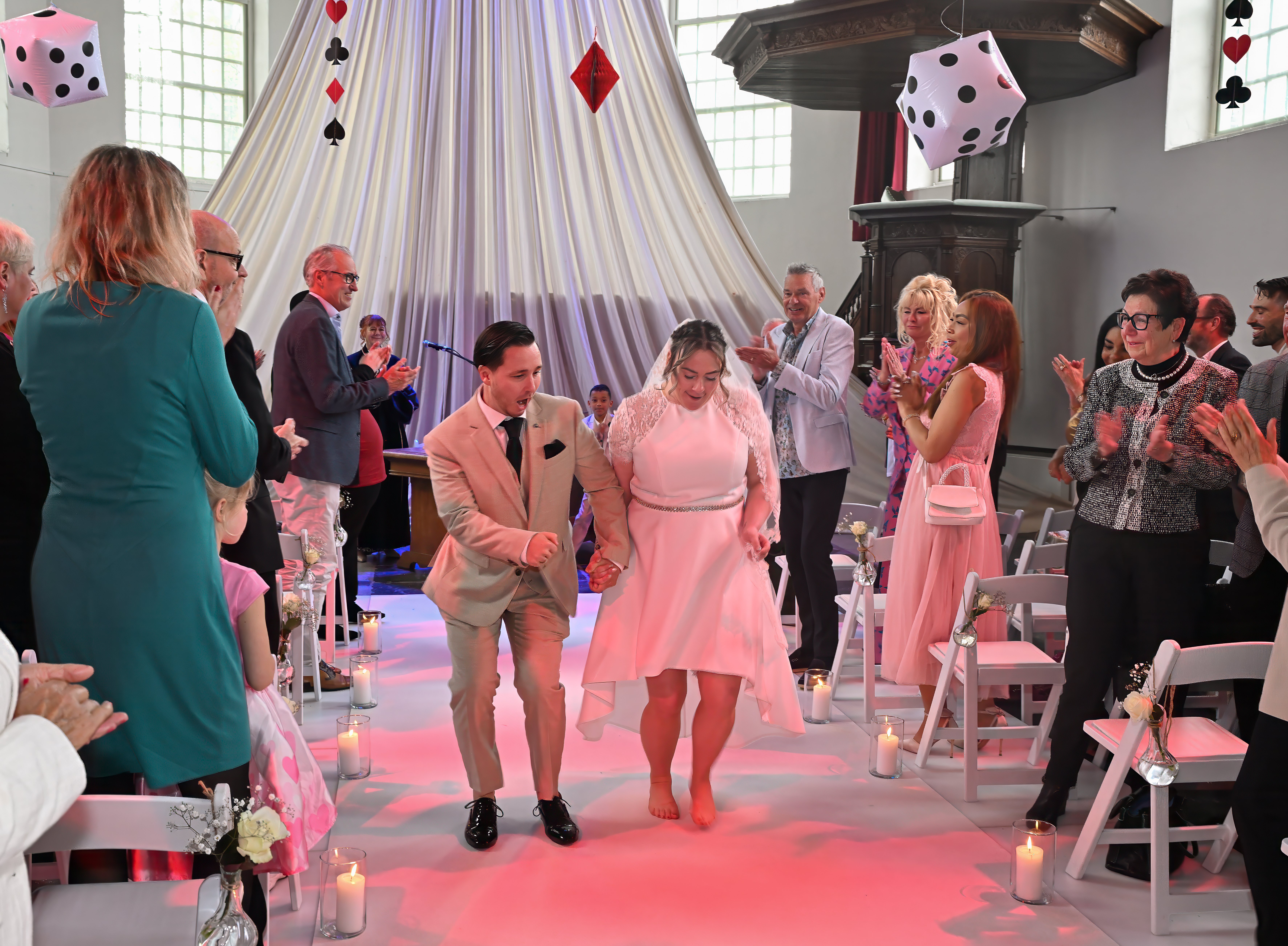Exit church wedding ceremonie dancing
