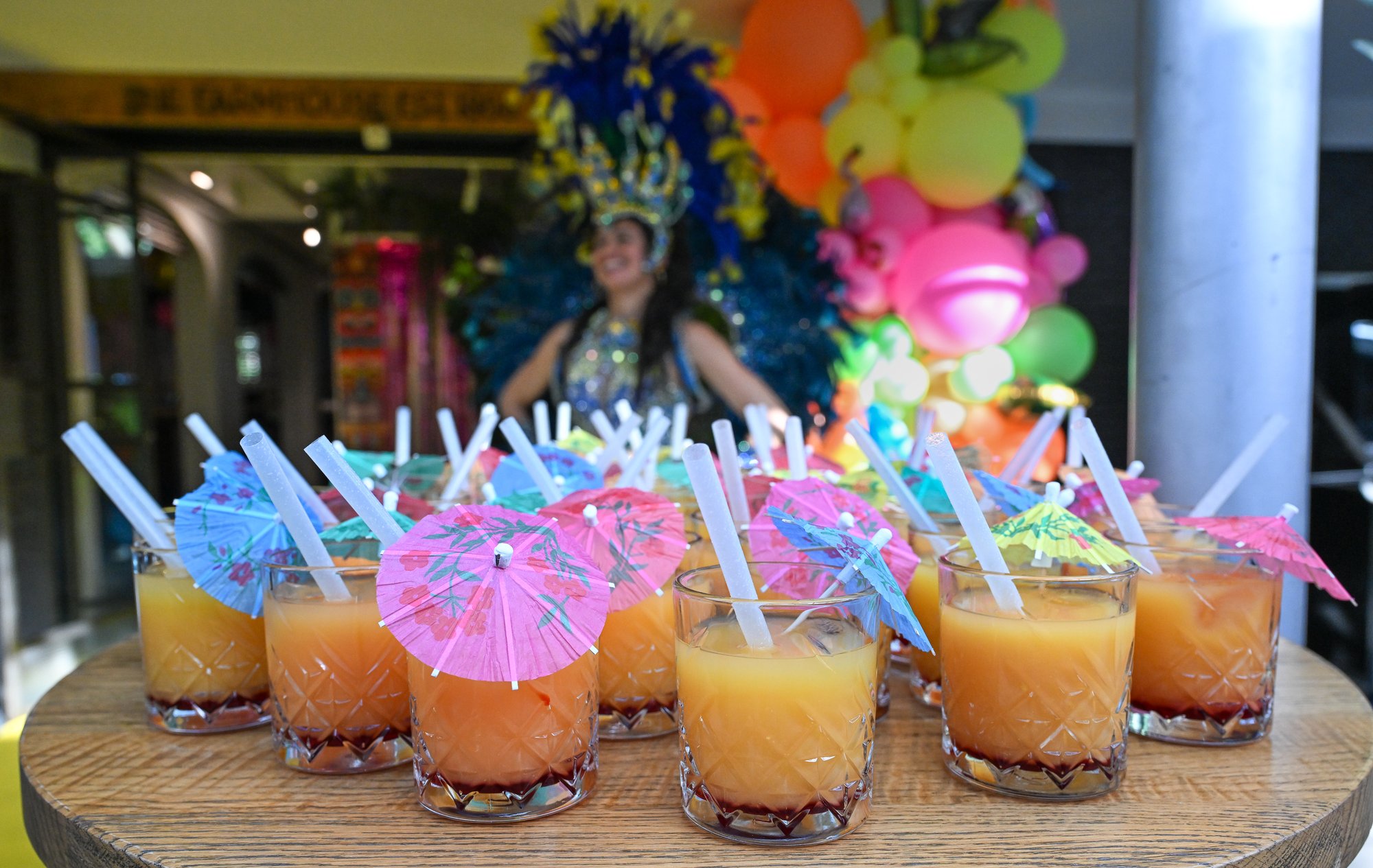 Reportage personeelsfeest trpoisch thema PICS
