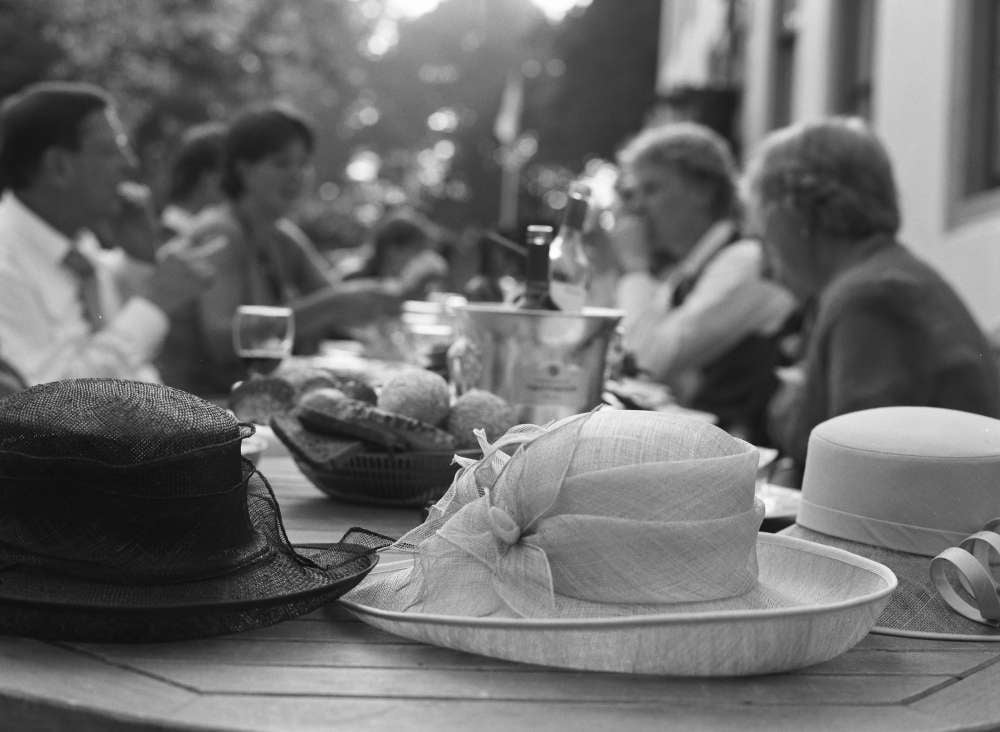 Reportage PICS hoeden bruiloft op tafel