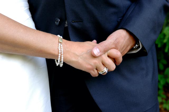 Huwelijk elkaars handen vasthouden